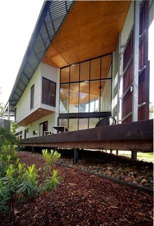 A spearing, north-facing edge reveals an astonishing thinness and lightness. Elevated on piers, the house reprises the traditional Queenslander.